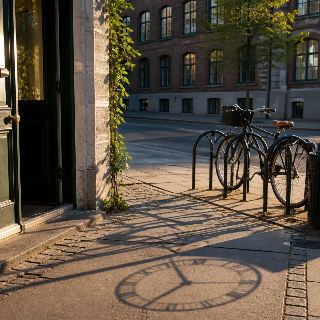 German lesson set in a contemporary Berlin everyday setting: A beginner practices six useful English phrases about basic place and time questions..